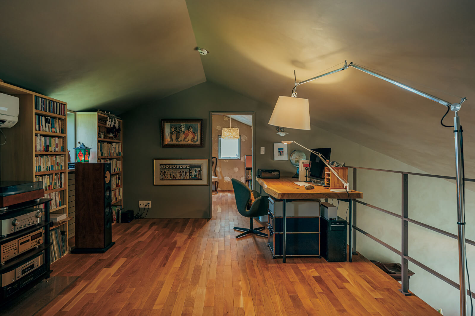屋根なり天井の2階多目的スペースは、書斎やオーディオルームとして利用