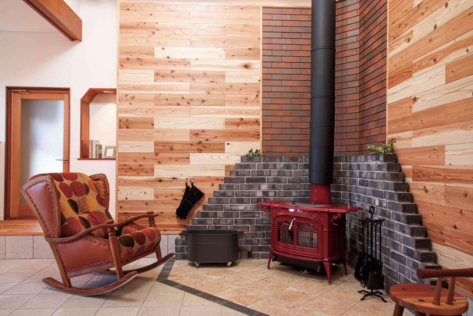 土間空間に設置した薪ストーブ。吹き抜けを通じて家全体を心地よく暖める