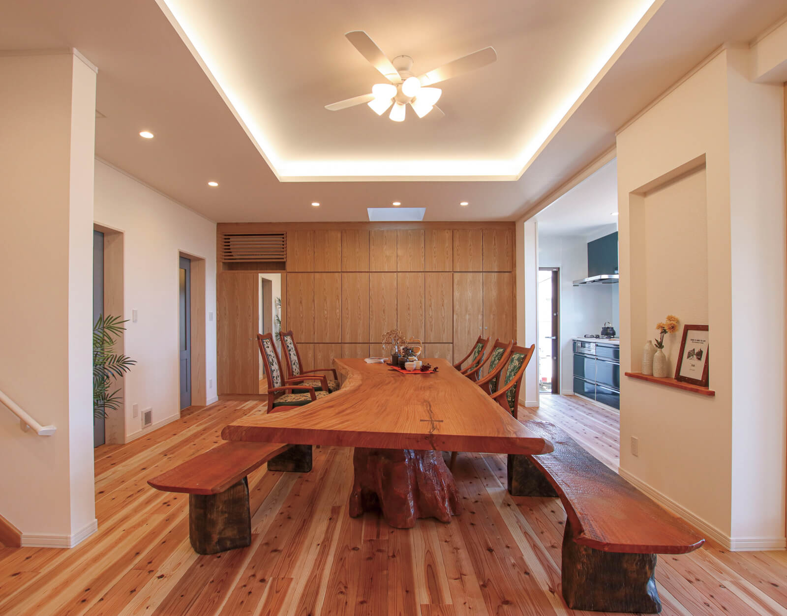 Kさん宅の設計の起点となった長さ4ｍほどもあるケヤキの大テーブルが、空間に華やかさを添える
