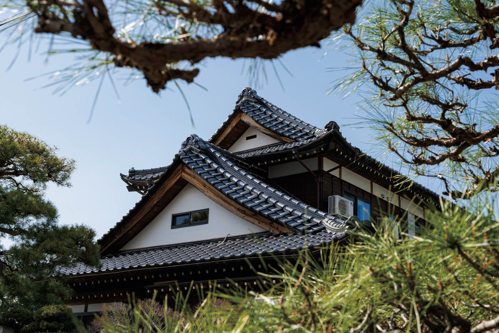 既存住宅は、入母屋造りに化粧垂木が特徴の純和風。外観の意匠はそのまま活かした