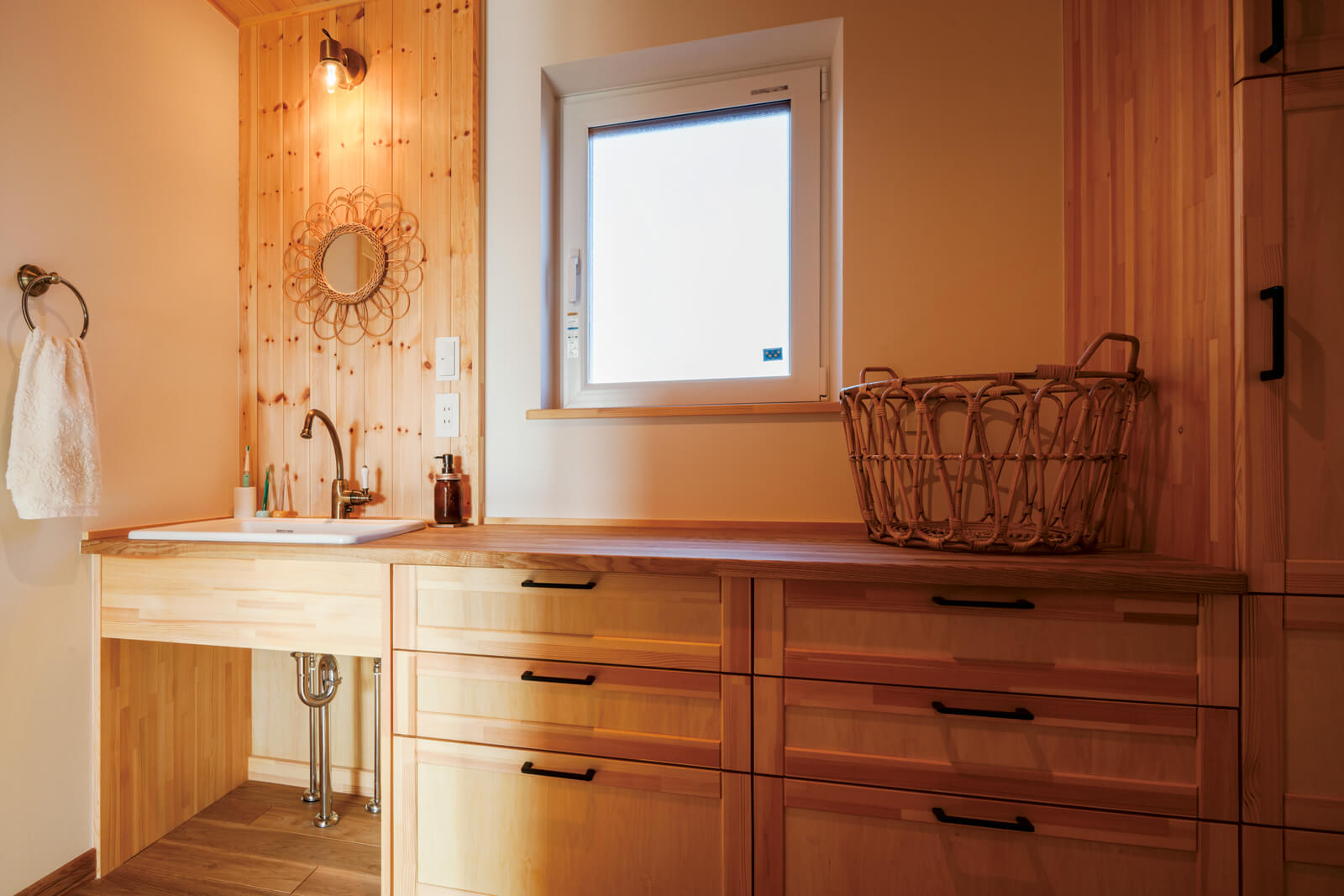 自然光で明るい洗面スペースは、ゆったりとした広さを確保。洗面台と収納を造作した