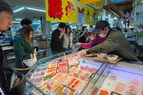 釧路和商市場の名物「海鮮丼」は朝ご飯の大定番！