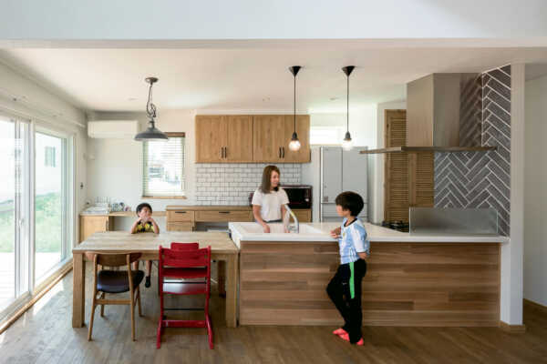 性能と暮らしやすさをデザインがつなぐ子育ての家