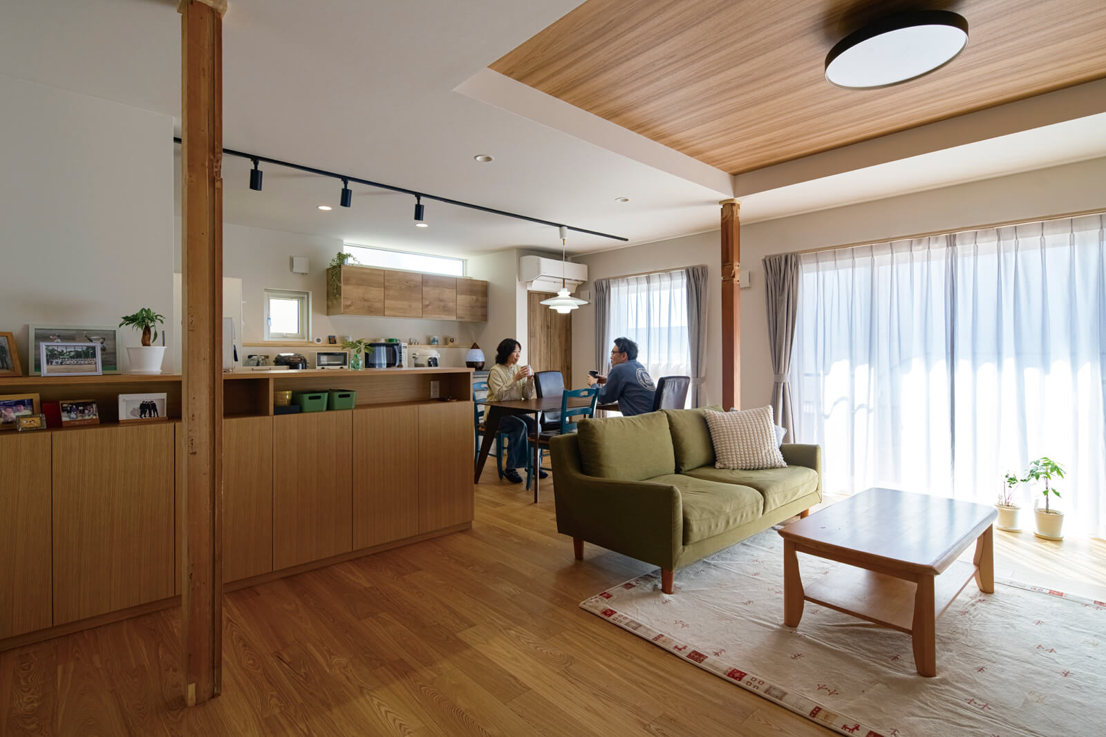縁側をなくしたことで部屋の隅々にまで光が行き渡り、明るい印象に変わったIさん宅。リビング上部の折り上げ天井が空間のアクセントに