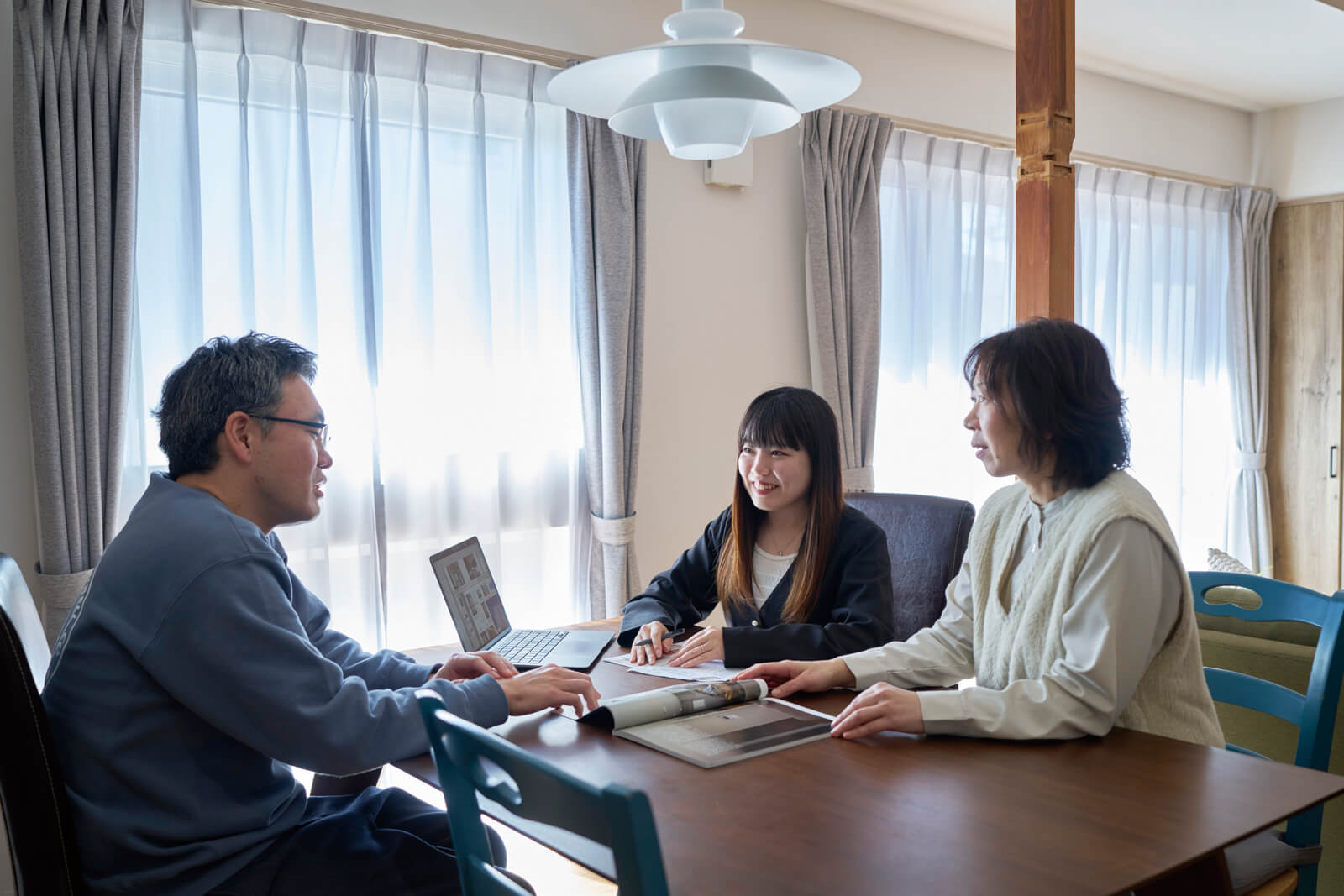 担当した設計士の加藤さんと談笑するご夫妻