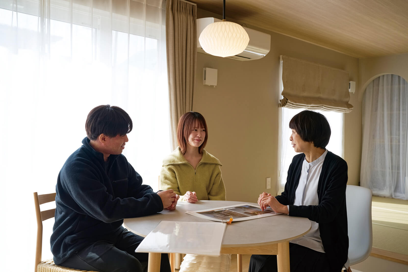 担当した設計士の鹿又さんとKさんご夫妻。思い出話に花が咲く