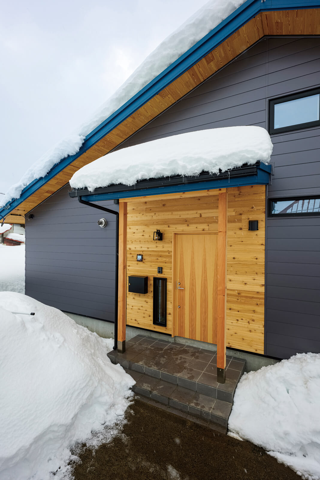 重さに強い構造体と屋根から雪が落ちにくい素材を施した「耐雪型住宅」で、雪下ろしの負担も軽減