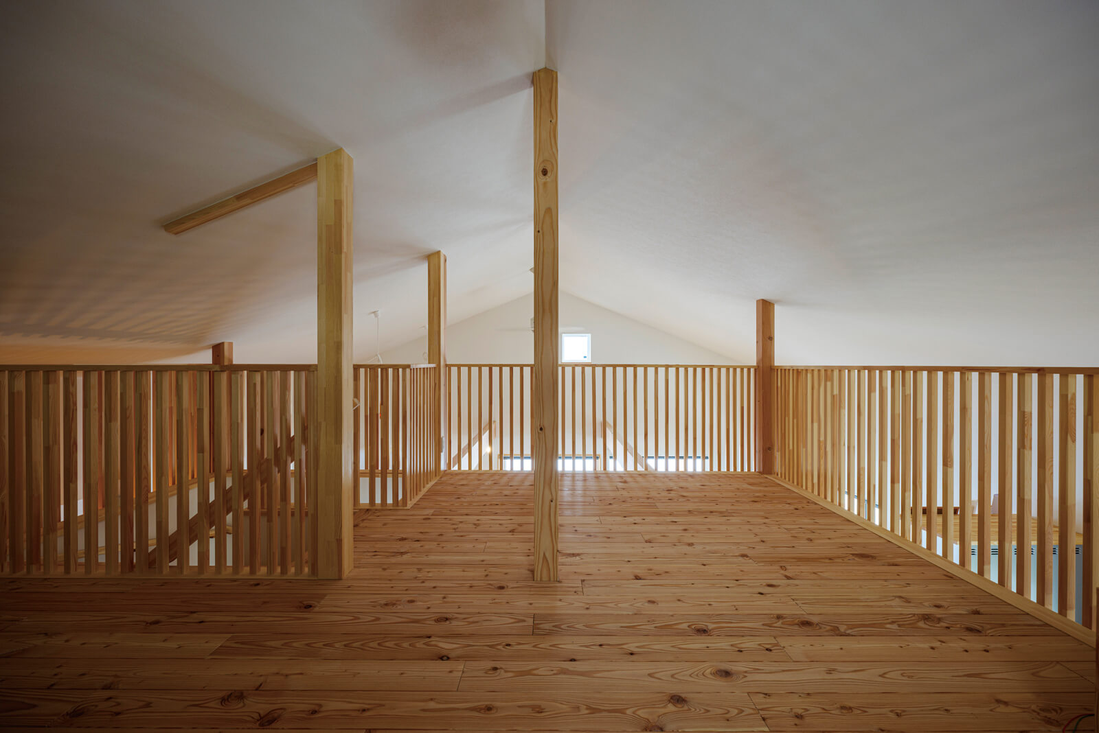 広々としたロフトは、コンパクトな住まいで重宝する余剰空間。ログハウスに憧れていた奥さんの希望で、家には木材をふんだんに使用している
