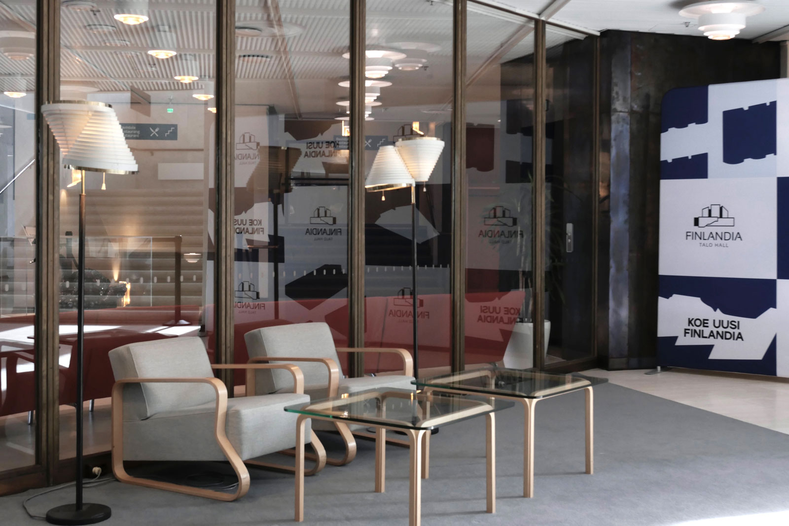 「tank chair」の座面に「paimio chair」のアーム部を組み合わせたようなチェア。「glass table」、「Floor Light（A810）」とともに空間を彩る