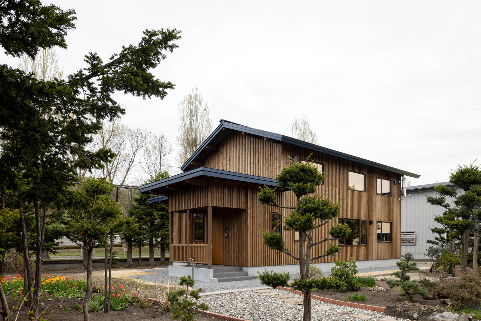 代々大切にしてきた庭木を切ることなく建て替えができたことも、Mさんを喜ばせた。屋根はMさんの希望で落雪屋根を採用