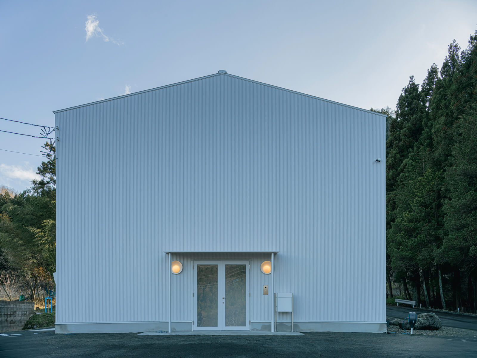Numata（DESIGN+ART）Museumのファサード。シンプルな白い三角屋根が目を引く