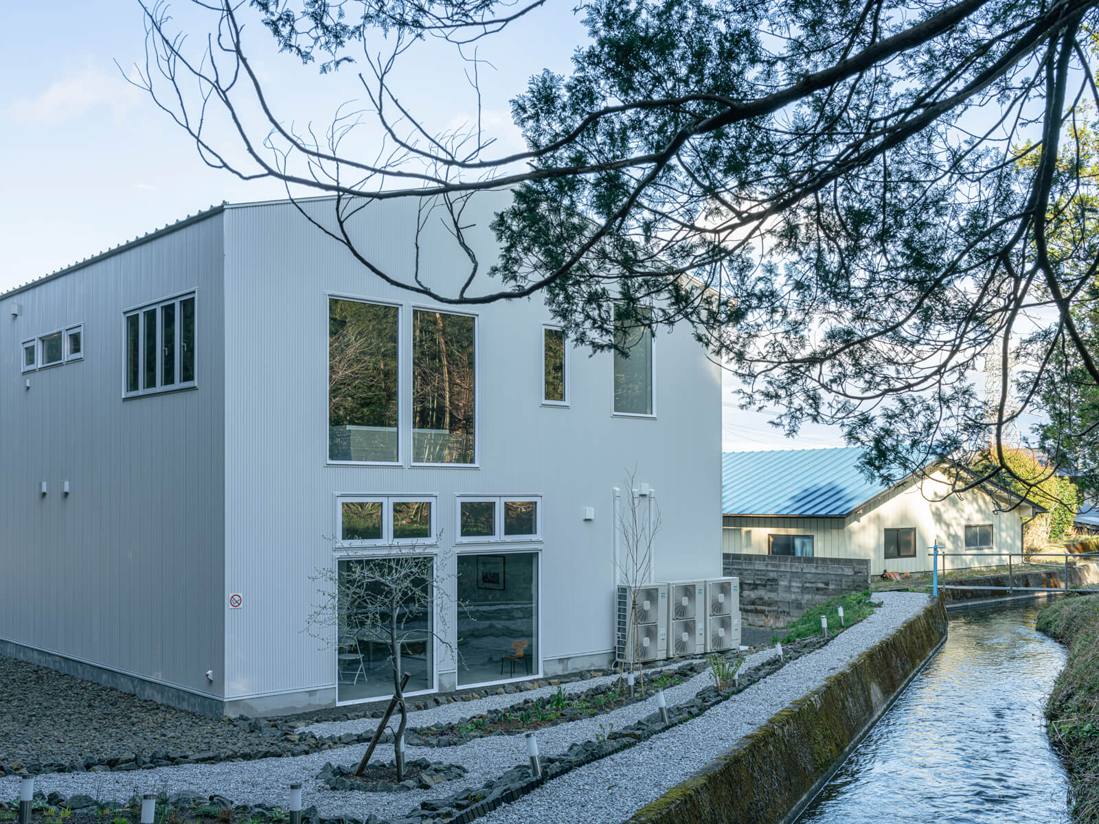 デンマークのルイジアナ美術館などをモデルに、自然豊かな場所に建設。ここは仙台市内の自宅から30分ほどの距離でありながら、山も川もあって沼田さんにとってまさに理想の土地だった