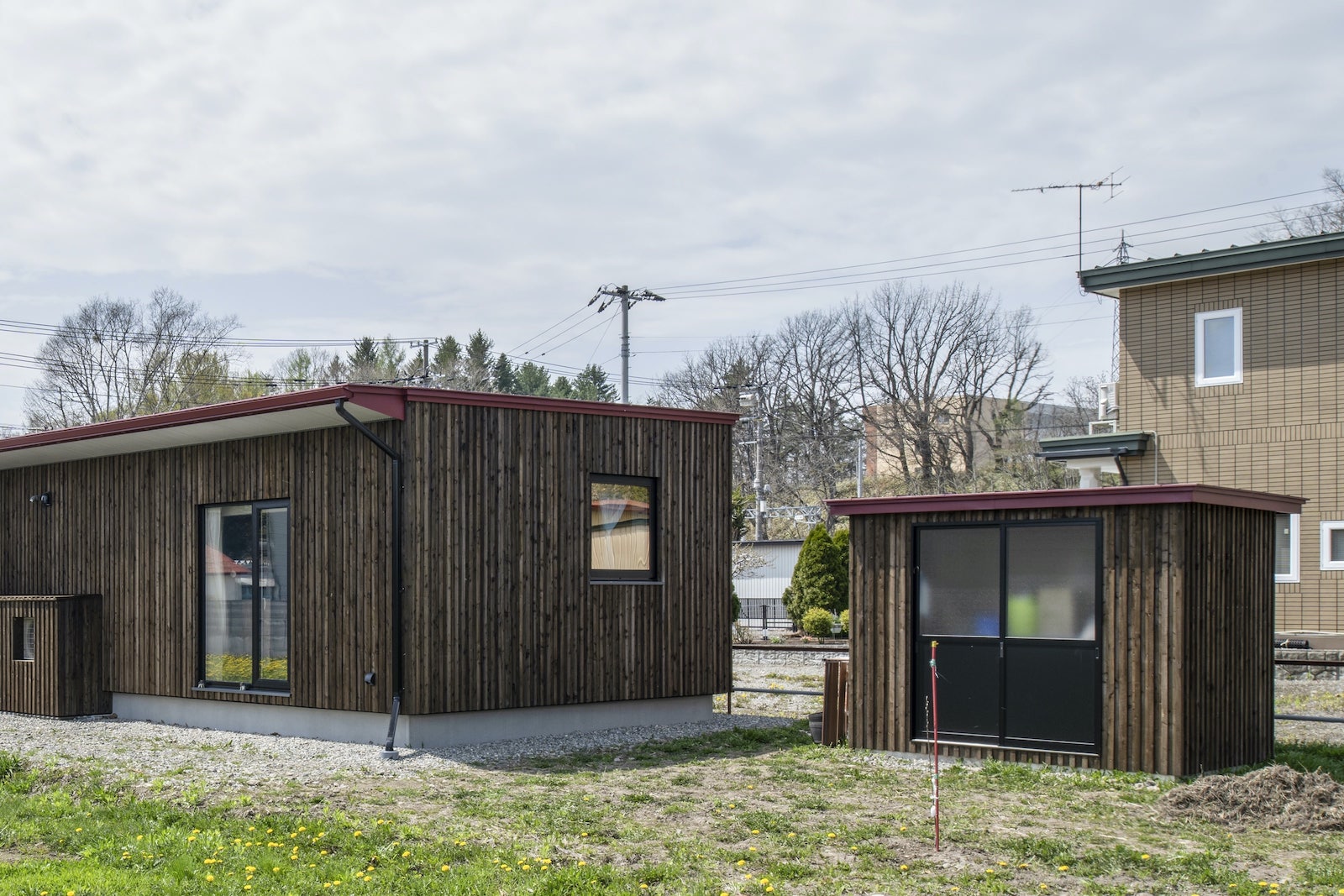 物置にも住宅と同じく道産カラマツを採用することで一体感をもたせた