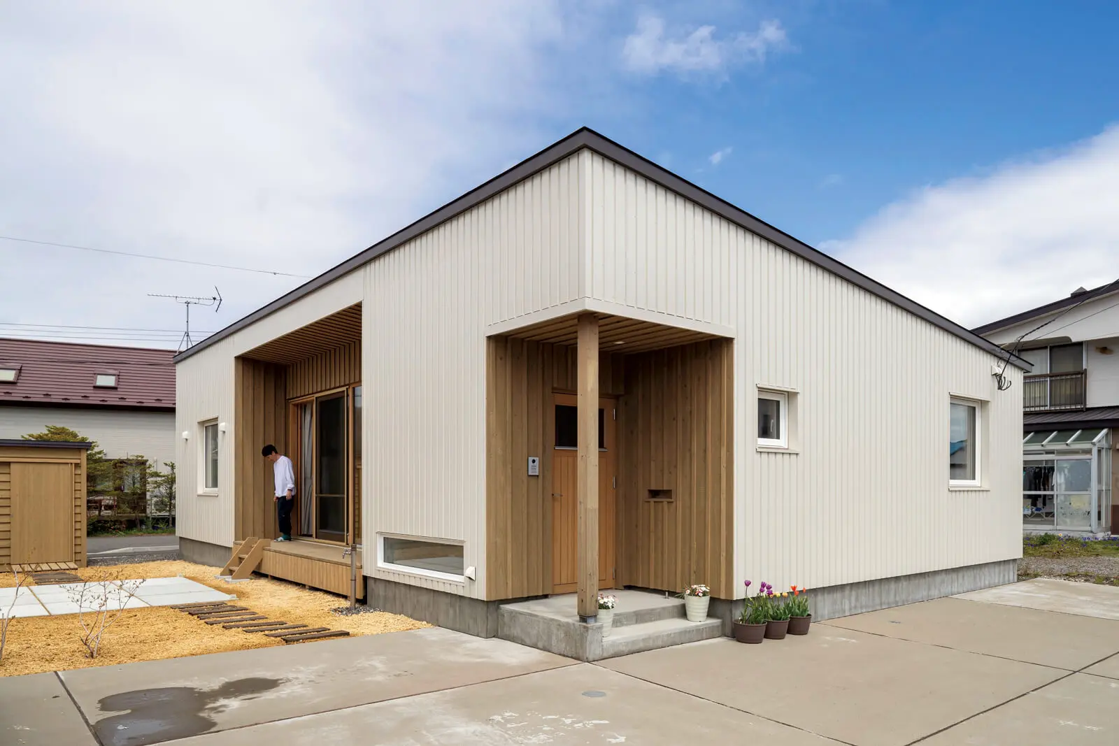 屋根なりの勾配天井が空間を緩やかにつなぐ快適動線の平屋