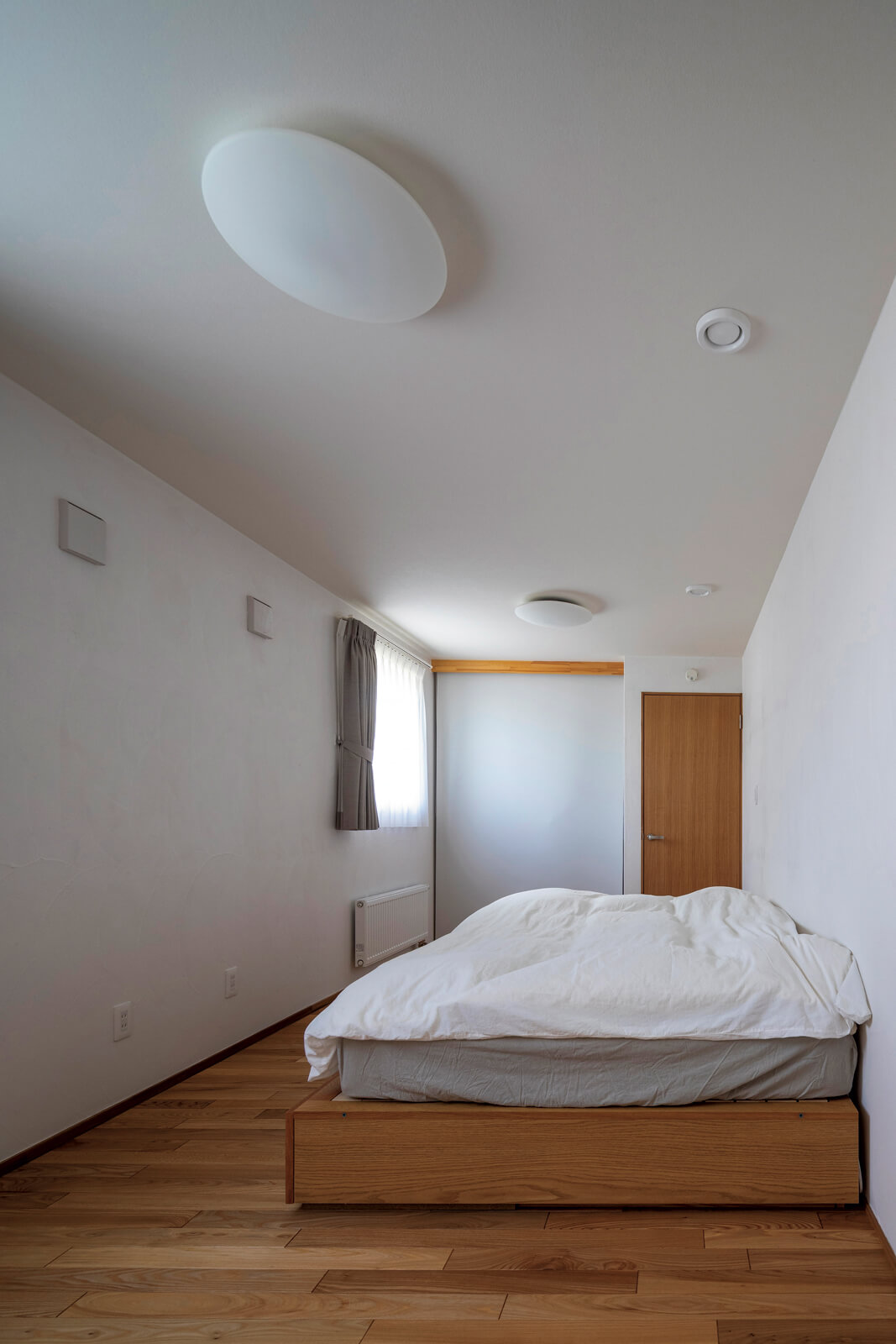 寝室は中央で2部屋に分けられるように。分割した際の個室それぞれにクローゼットがある。つなげて使用すると玄関から洗面所へ、この部屋を経由して移動することもできる