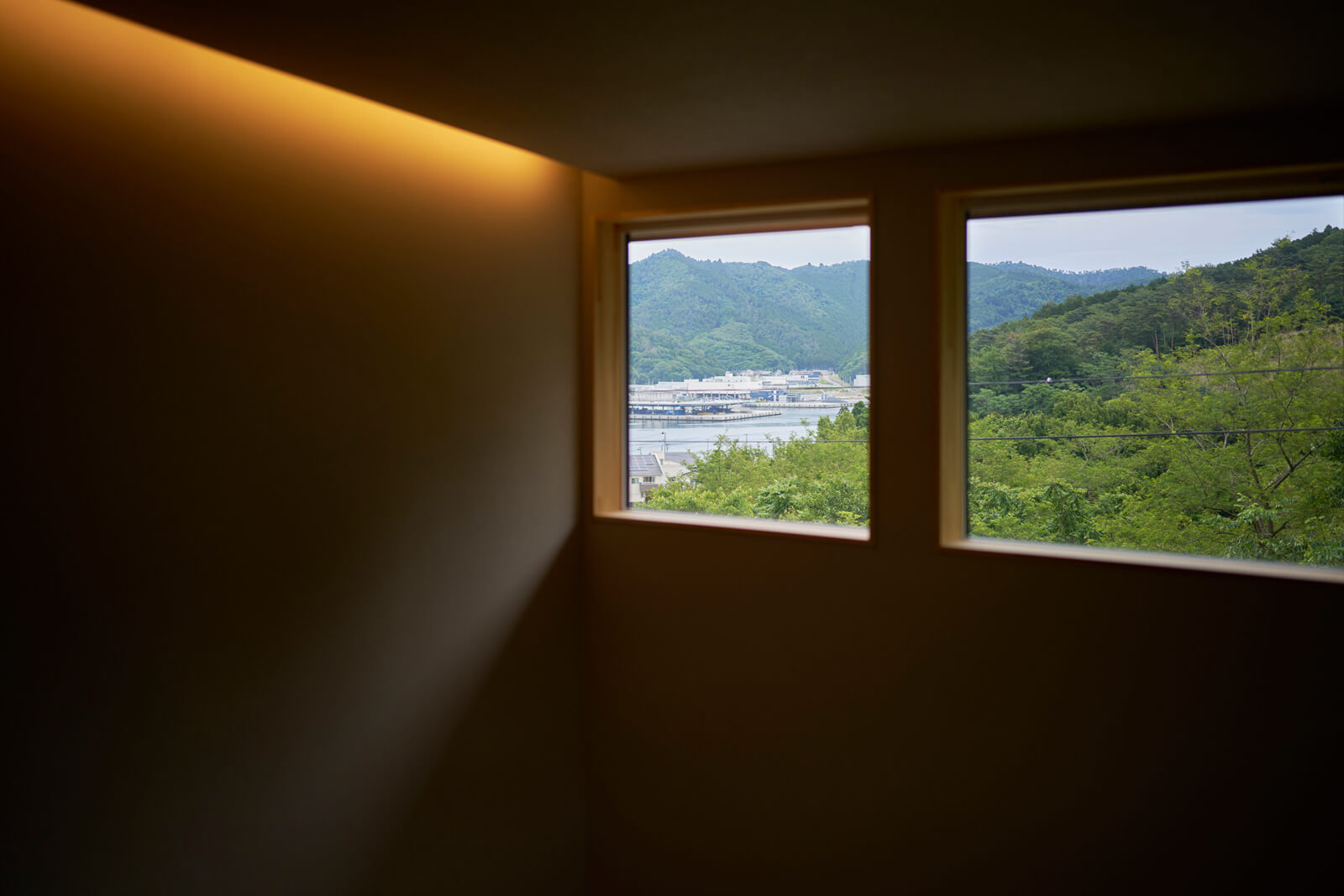 吹き抜けの高窓からも明るい日射しを採り込むととともに清々しい風景を一望できる