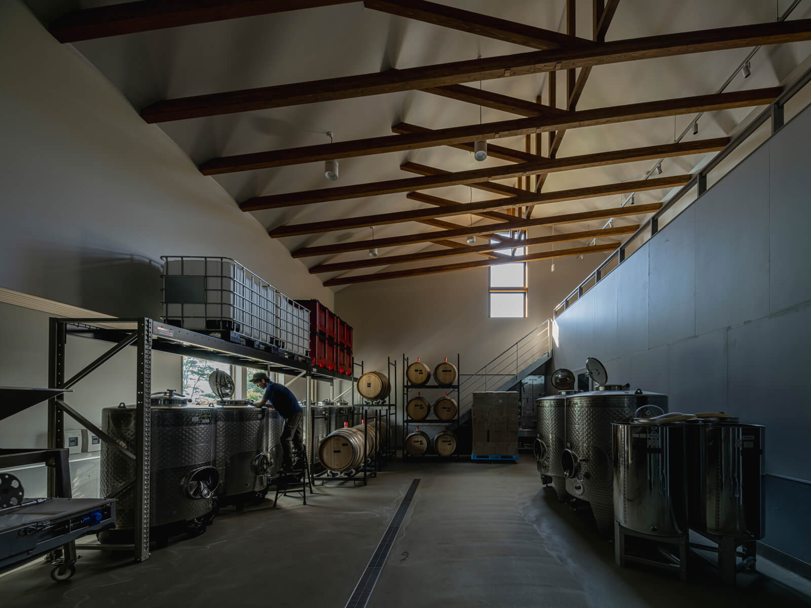 ワインは光や衝撃に弱く、とてもデリケート。このため、作業場は建物北側に配置し、開口も最小限に抑えた。建材や内装材には、ワインの香りや風味を損なわないよう、塩素や臭素が含まないものを厳選して使用した