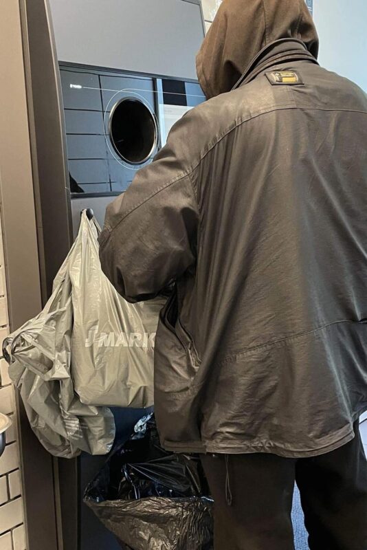 フィンランド人のおっちゃんが「この後酒買うねん!」って言うて、嬉々として空き缶類を返していました