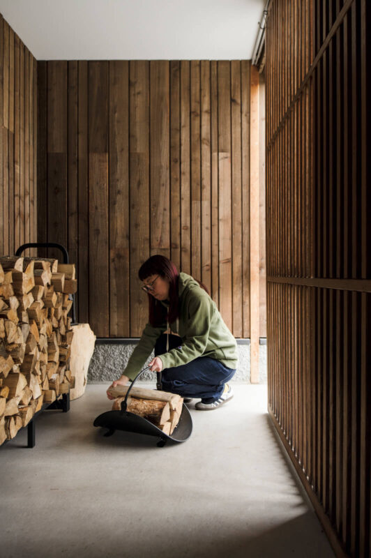 壁と格子戸で囲われた玄関ポーチは、雪や雨風をしのげて、薪置場としてもぴったり