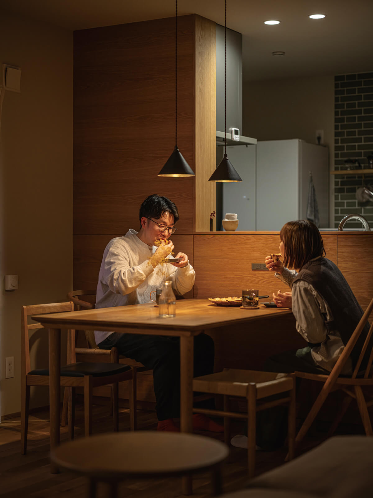 焼き立てのピザをダイニングで頬張る。外出をしない休みの日も、薪ストーブがあれば二人の時間すべてが楽しいアクティビティに