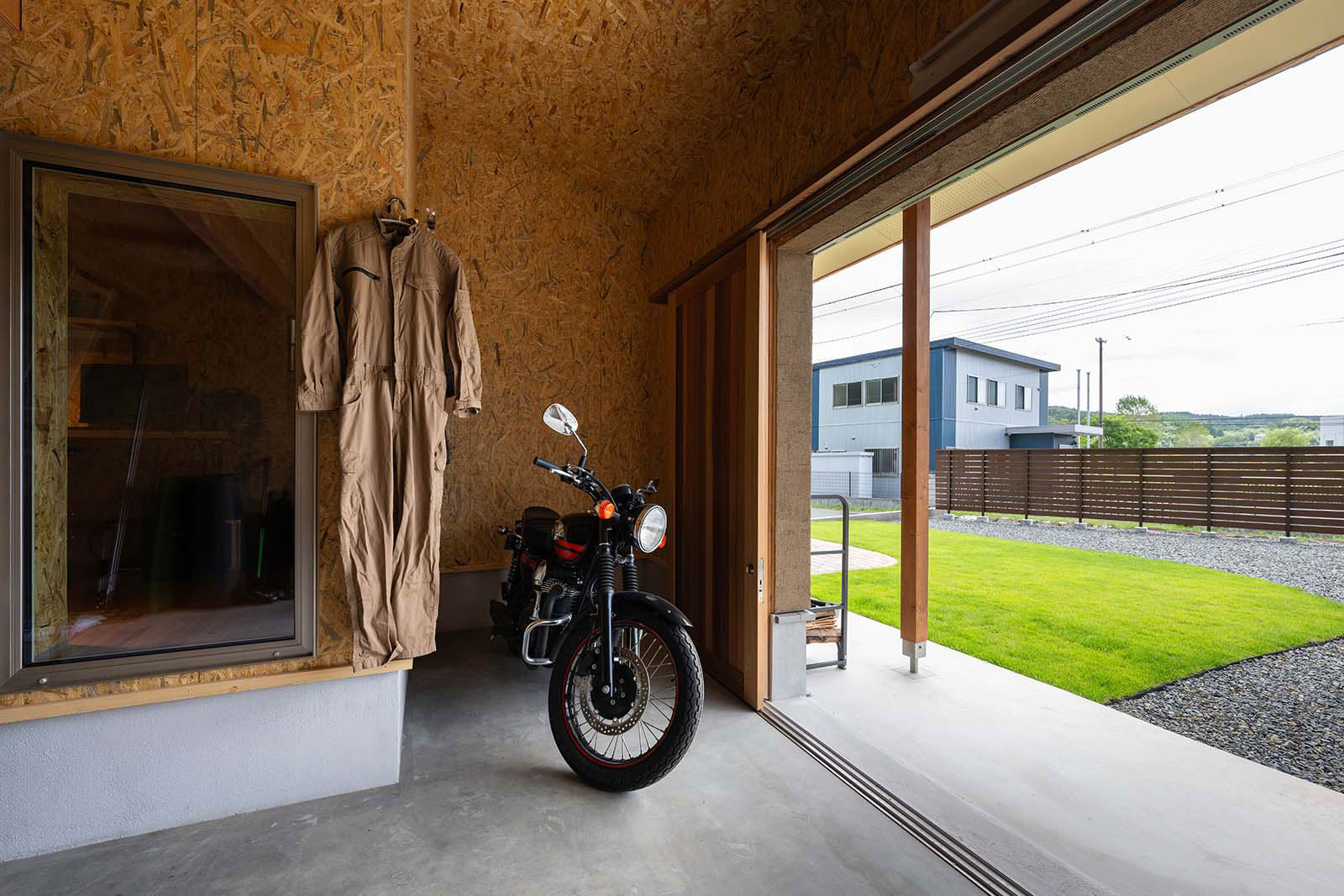 さんのバイクが置かれたガレージは、DIYなどを楽しむ作業場にもなる。室内の趣味室ともつながっている