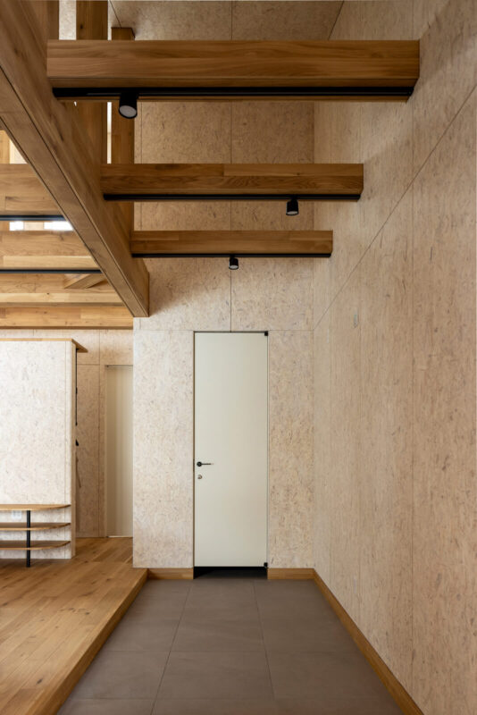 玄関ドアを開けると真っすぐに、LDKとつながる土間が広がる。正面のドアの奥は、自転車が収納できるサイズのシューズクローク