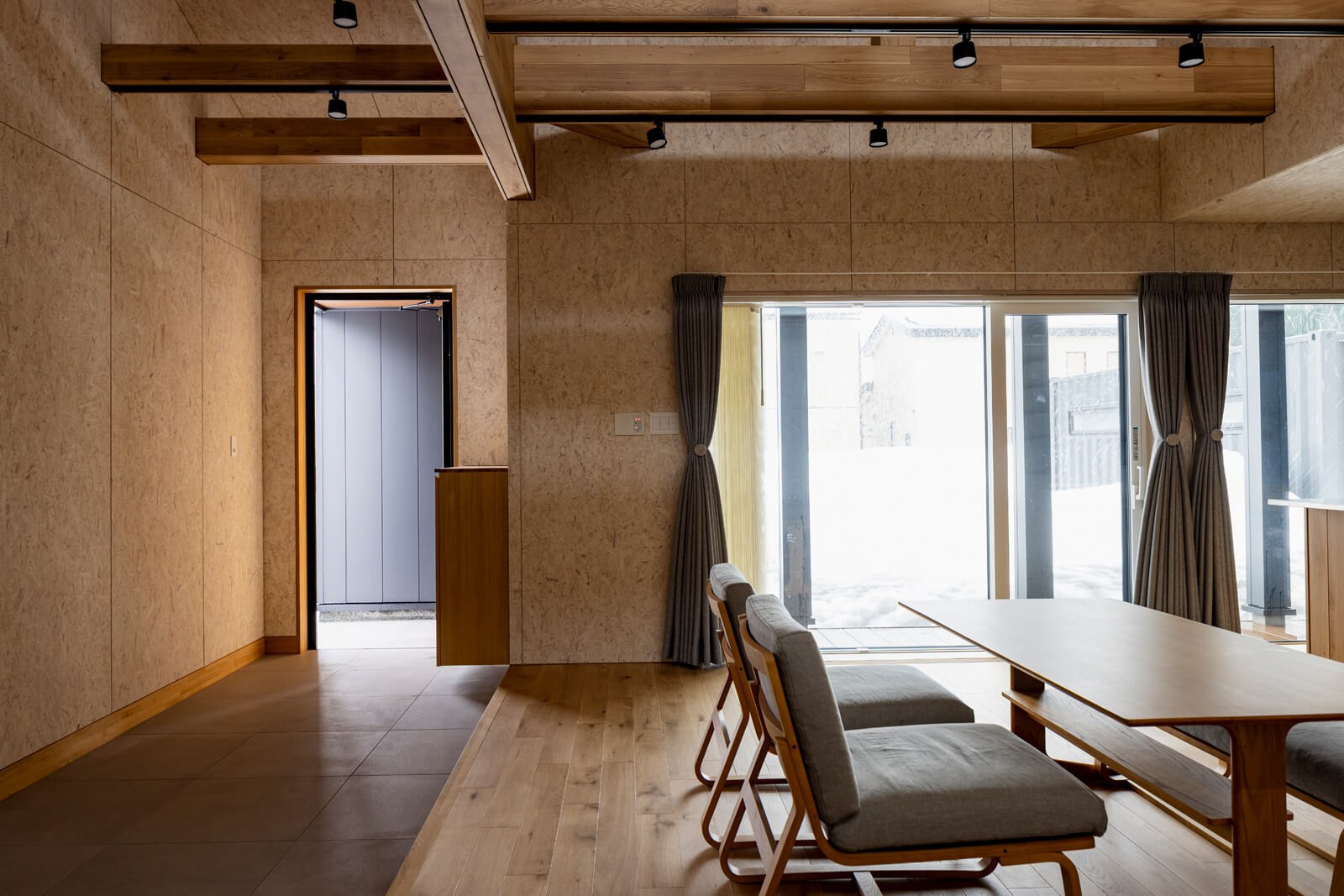 玄関ドアを開けたときに室内が見えないよう、玄関扉の位置を工夫。扉にはオートロック機能のある電子錠を取り付けている