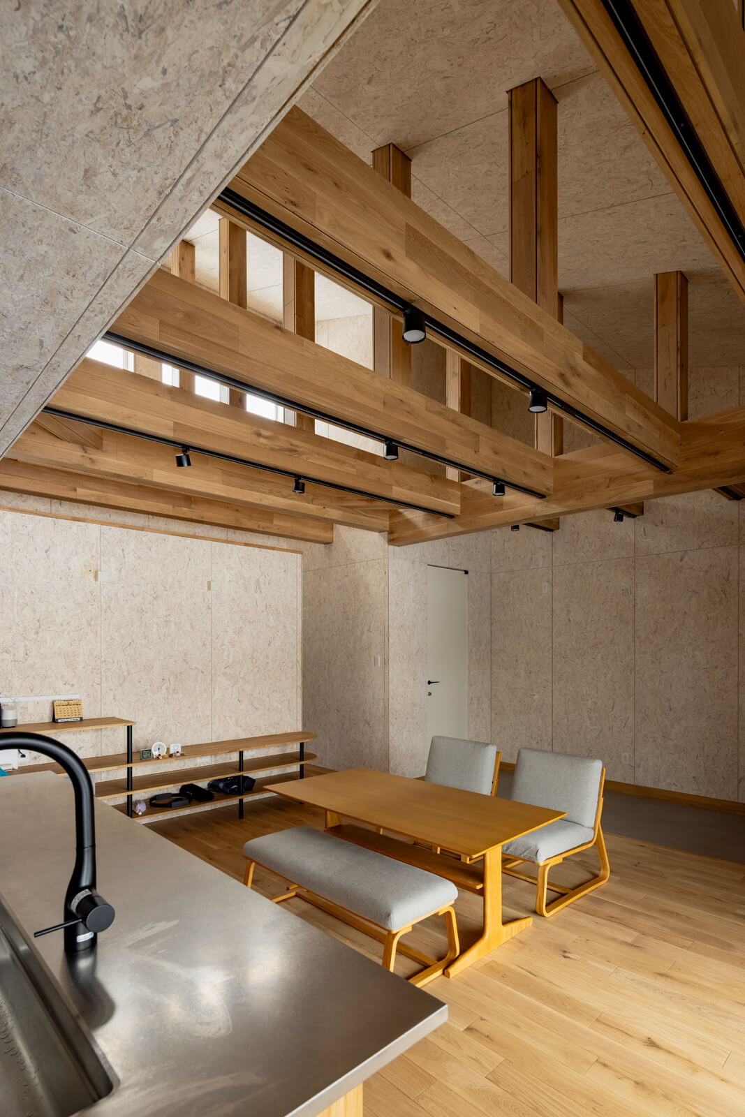 には床と同じオークの無垢材を張り、壁・天井にはメンテナンスフリーのOSB(構造用下地材)を採用して、木に包まれるようなパブリック空間を実現