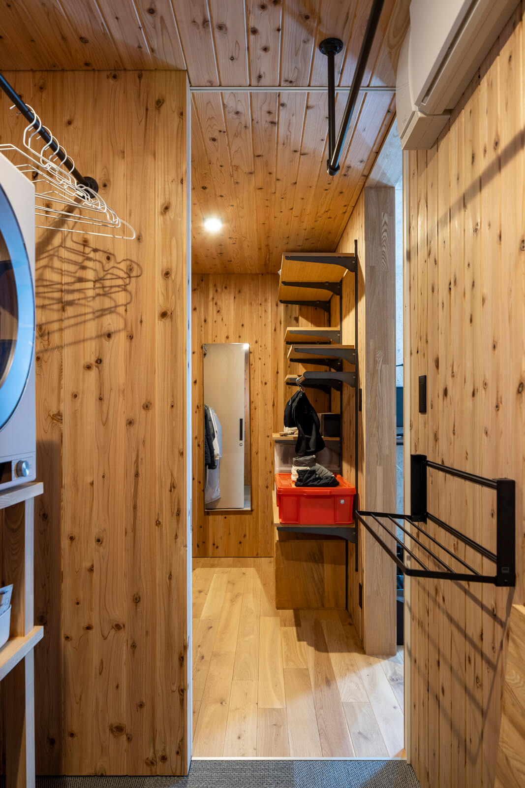 ウォークインクローゼットは、ランドリーと寝室の双方向からアクセスできる設計。衣類の片付けや着替えがスムーズに行える