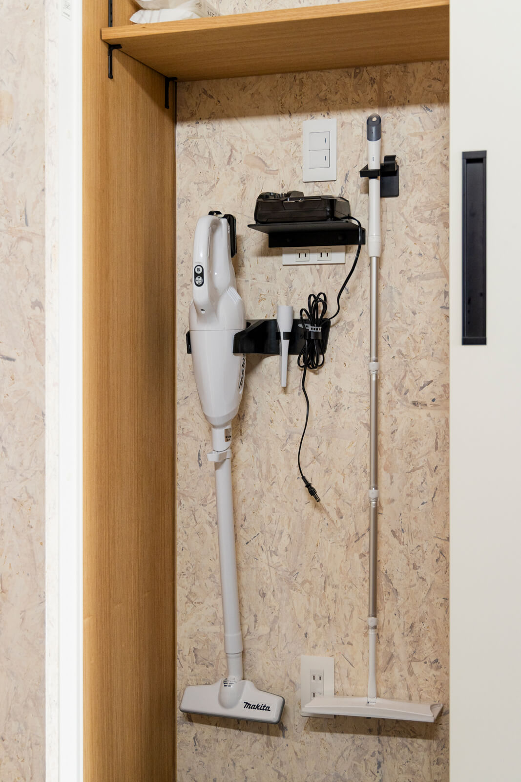 「掃除のしやすさ」を追求したAさんは「どこに何をどう置くか」もご自身で検討。洗面化粧台の背面にある掃除用具の収納は、コンセントの高さや種類まで詳細に指定し、掃除機などの収納ラックはDIYで取り付けた