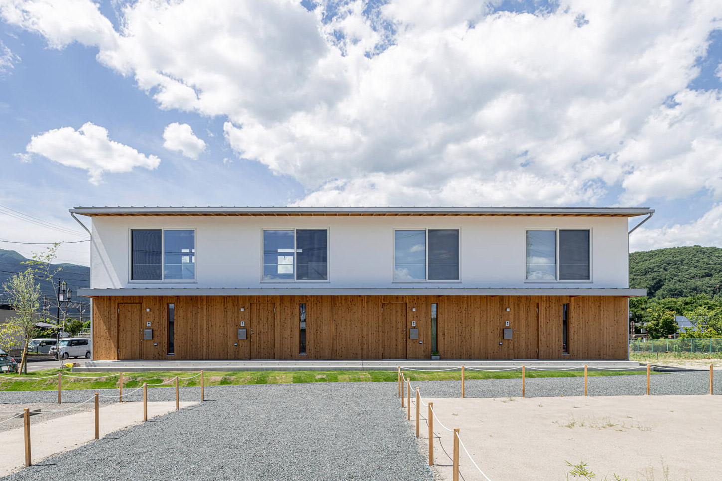 JR藤田駅前に建つ全4戸室の「森のスミカapartment.」。屋根には1世帯当たり4kw/hの太陽光パネルを設置
