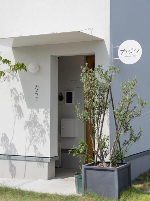 1階のカフェには、平日でも多くのお客さんが来店している