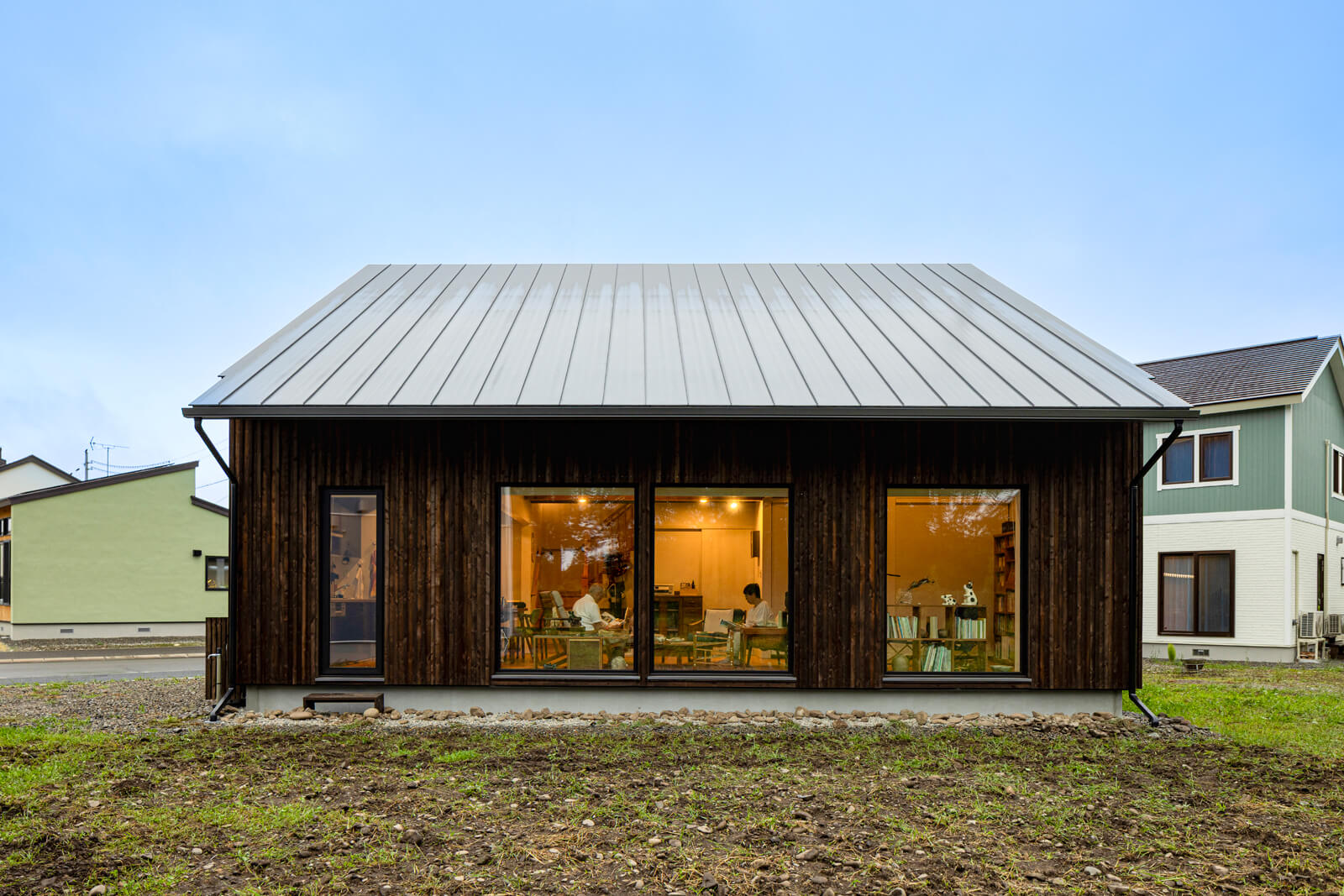庭から家を見る。建物のまわりはこれから芝や樹木を植える予定。北側物置には、後々太陽光発電システムを設置することを考え、屋外配管などの準備を済ませている