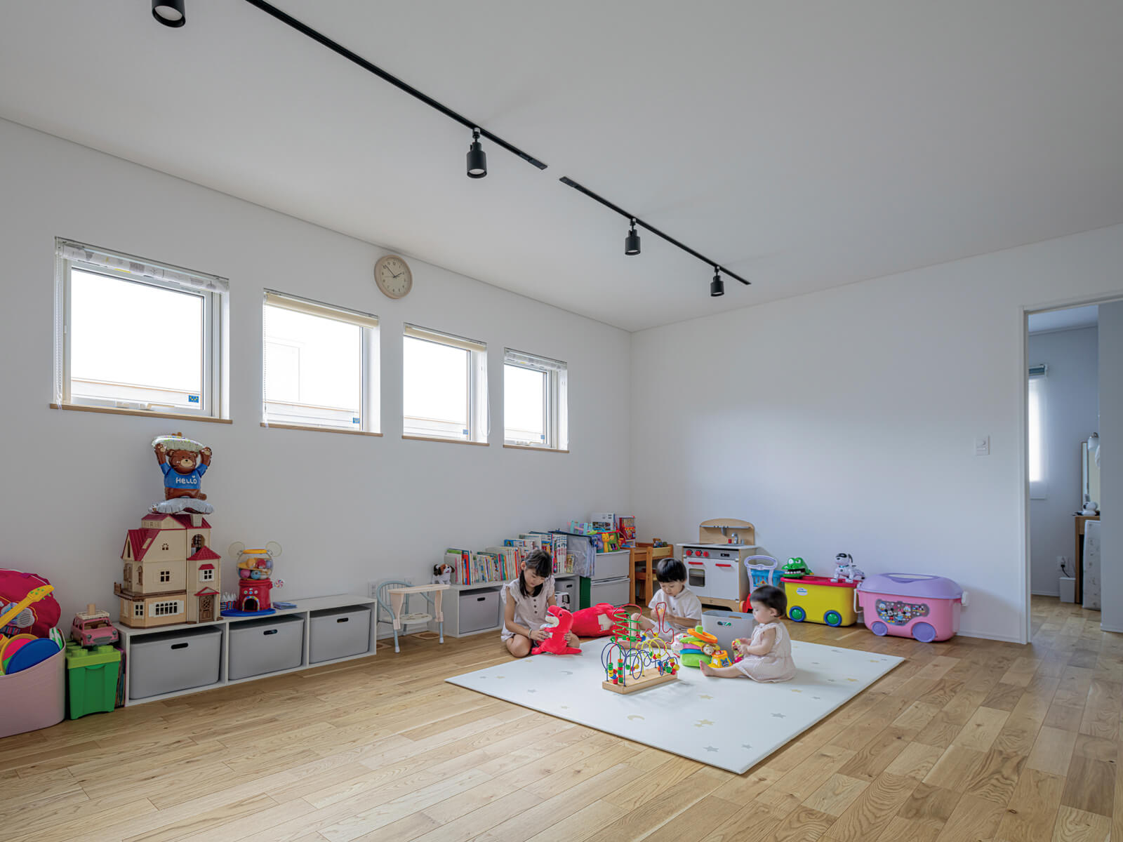 2階のゆったりとした階段ホールは、まだ小さい子どもたちがのびのび遊べるプレイルーム。壁や扉を設え、2つの部屋に分けることも可能
