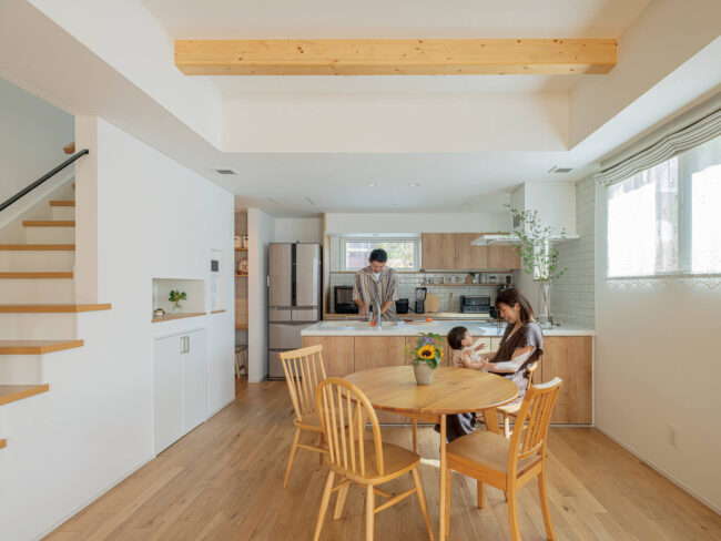 5人家族がのびのび暮らせる木の温もりを感じる住まい