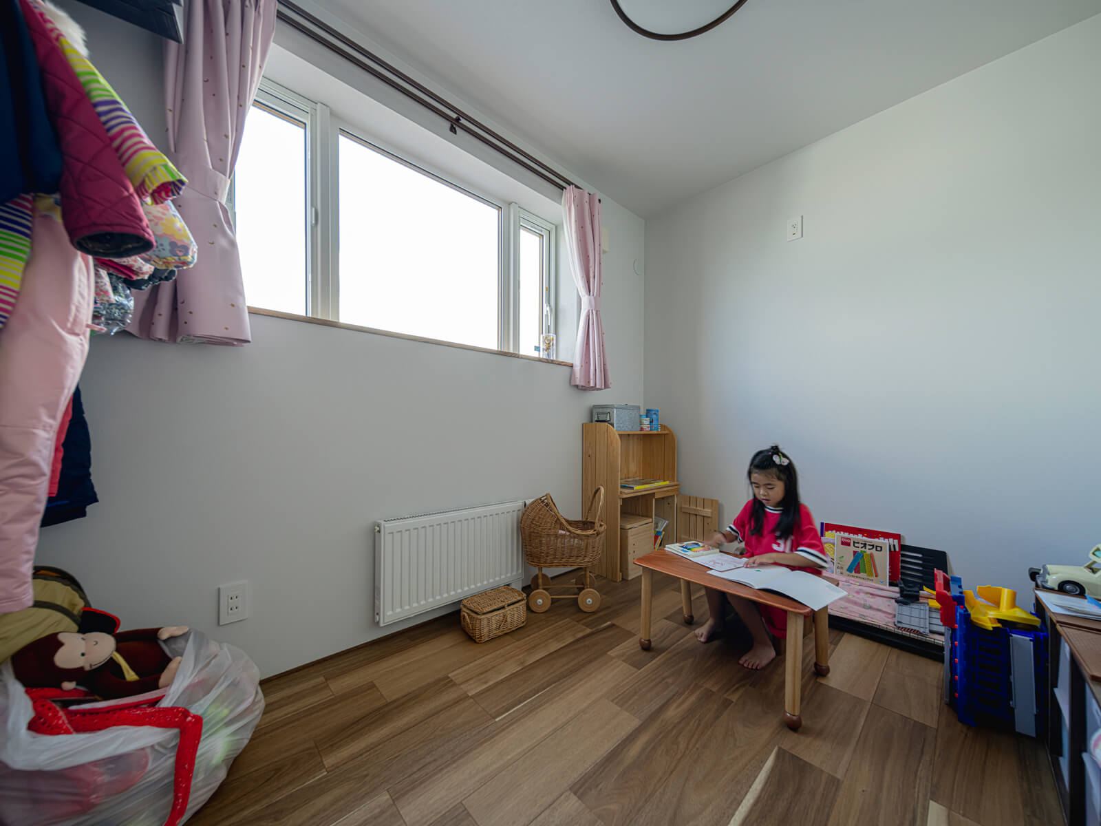 2階は4.4帖の子ども部屋2室のみで構成。5歳の娘さんは、自分の部屋ができたと大喜び