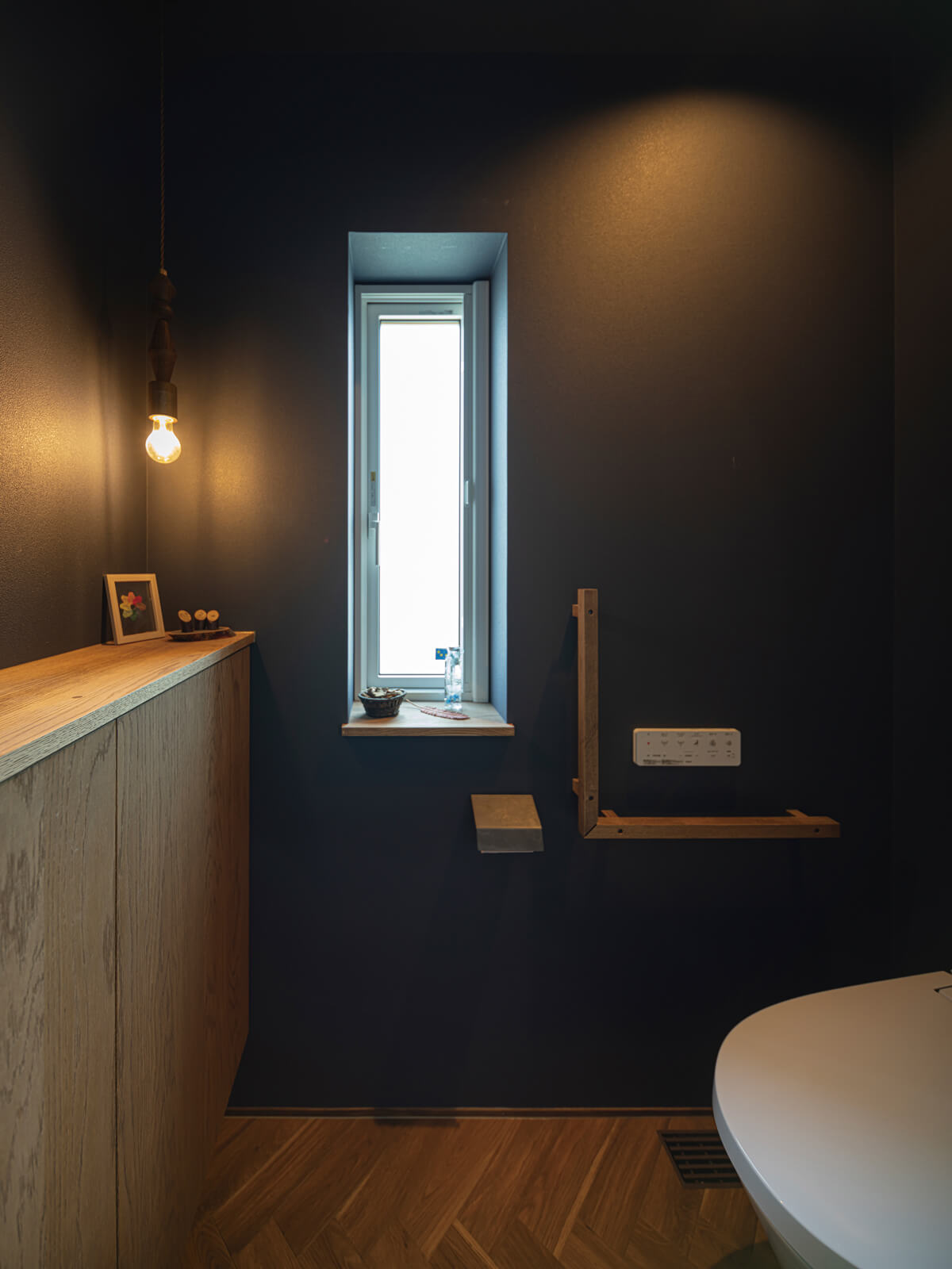 ネイビーを基調に整えたトイレには、造作カウンター収納を設置