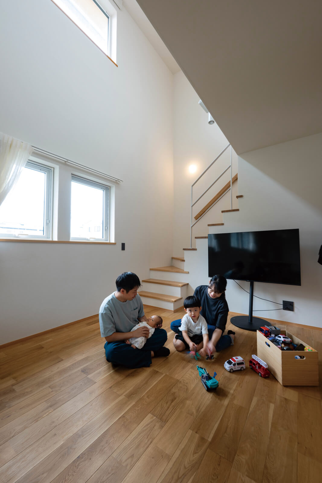 オーク無垢材や珪藻土など、小さな子どもにも害のない自然素材をふんだんに使用した安心して子育てできる空間デザインのおかげで13.5帖という数字以上の広さが感じられる