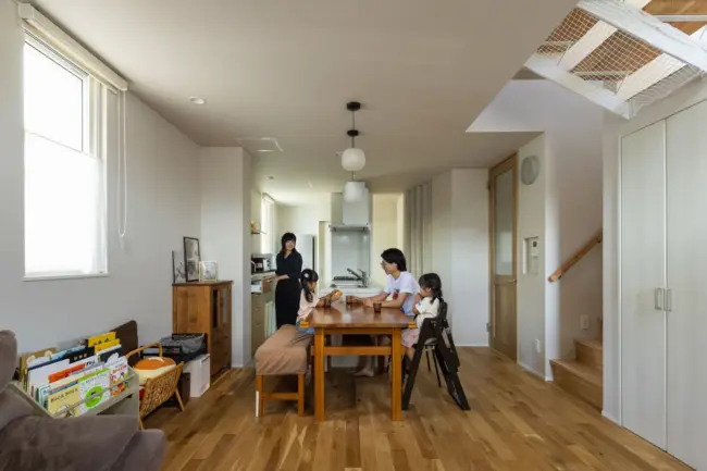 限られた空間を有効活用。明るく開放的なスキップフロアの家
