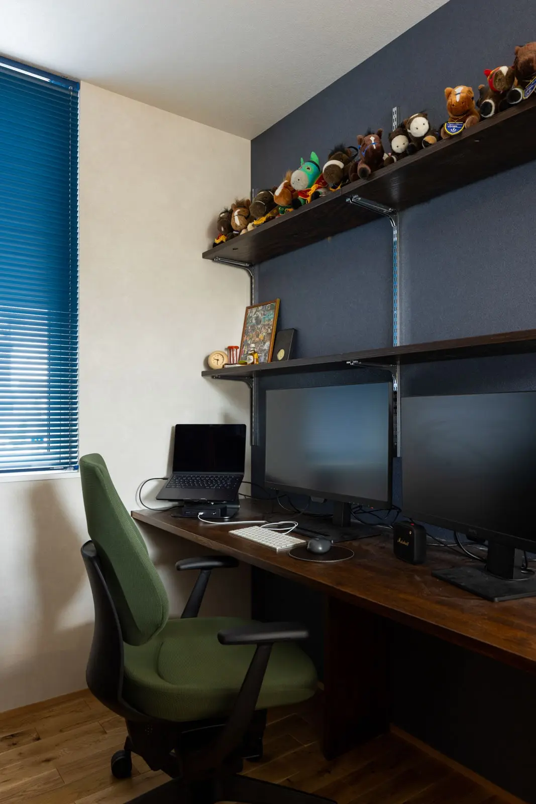 Dさん念願の書斎はモニターを並べられる広さを確保。吹き抜けに面しており、作業中にも家族の気配が感じられる