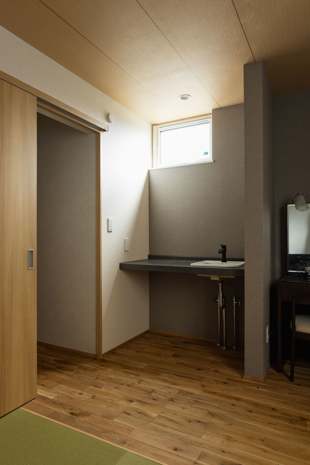 将来同居予定のお母さんのために設けた和室。フルフラットの床は車椅子でも出入り楽々。簡易的な手洗い場も備えている