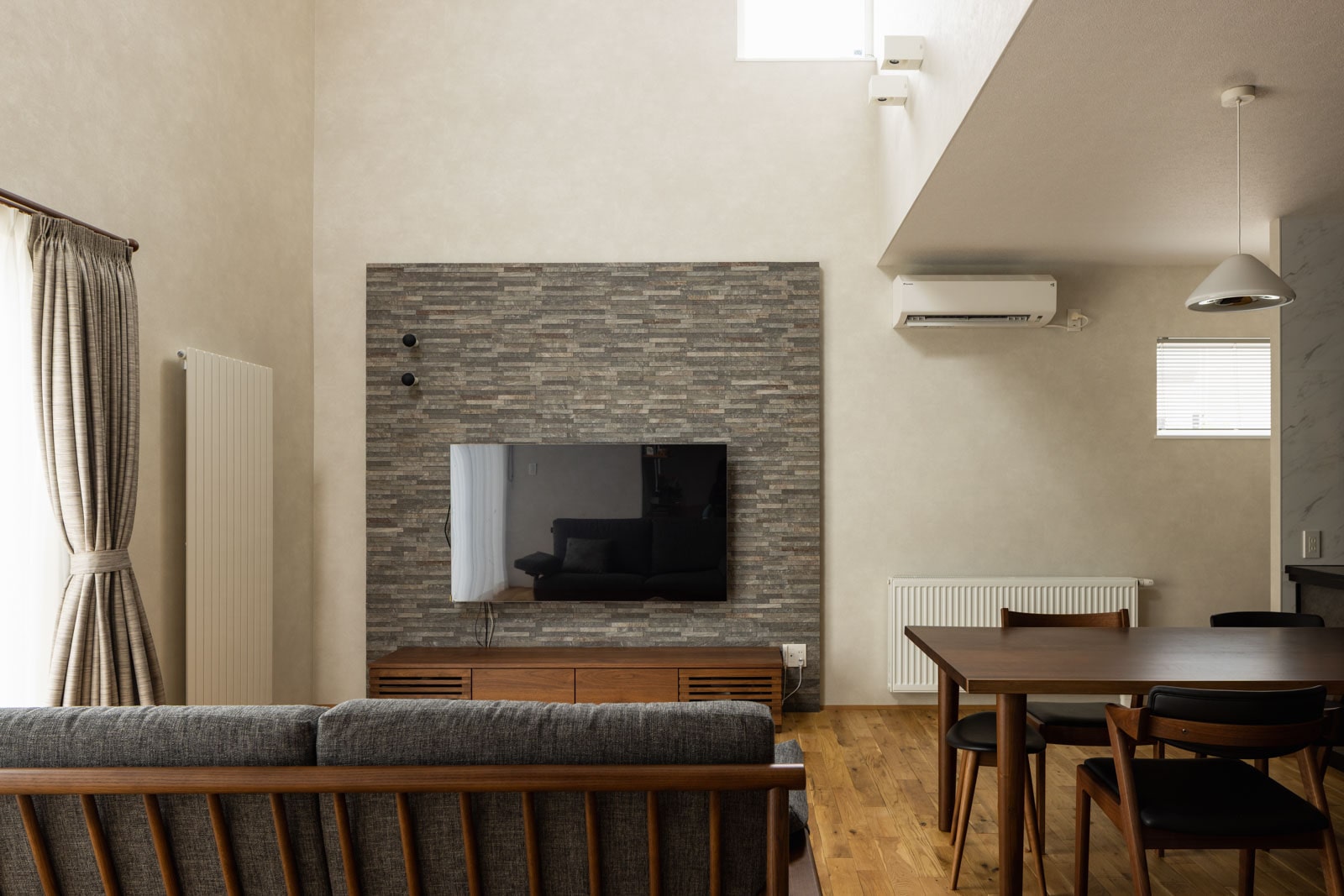 高級感を出したいという奥さんの希望で、リビングのアクセントウォールには石目調のエコカラットを取り入れた