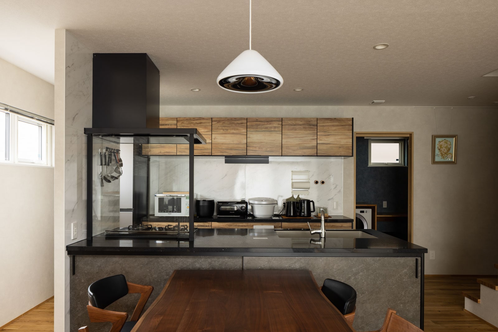 「広々としたカウンターのおかげで、キッチン家電を出しっぱなしにできるのが嬉しい」と奥さん。収納力も高く、キッチンはいつもスッキリ