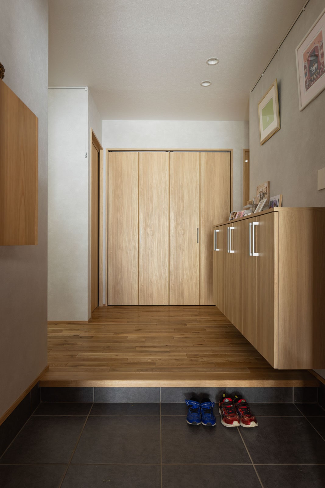 ゆとりのある玄関ホールは「ちょっとした作業をするのに便利」とDさん。玄関とその隣の土間収納には床暖房を導入した