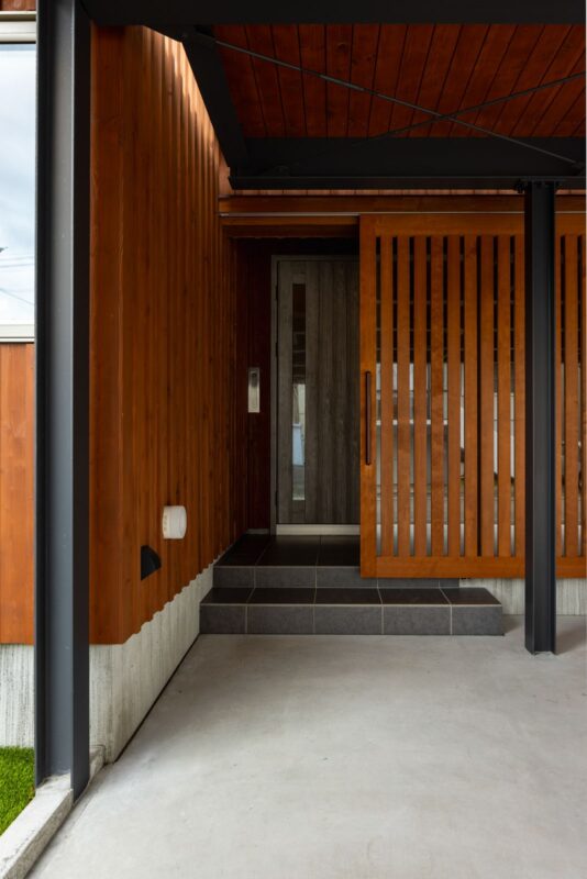 「雪かきの手間を省くため、ガレージは必ずほしかったです」とDさん。そのまま玄関へとつながっているので、雨の日でも濡れずに出入りができる