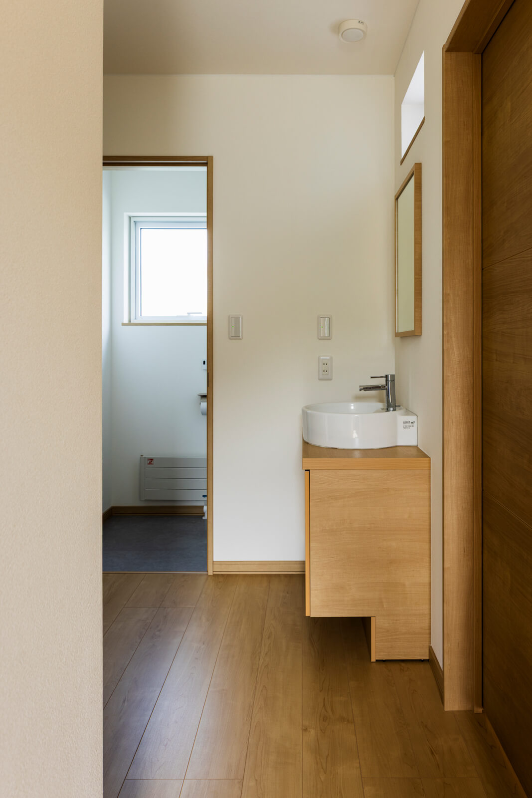 2階にもトイレを設置し、階段ホールに独立型の手洗いカウンターを備えた