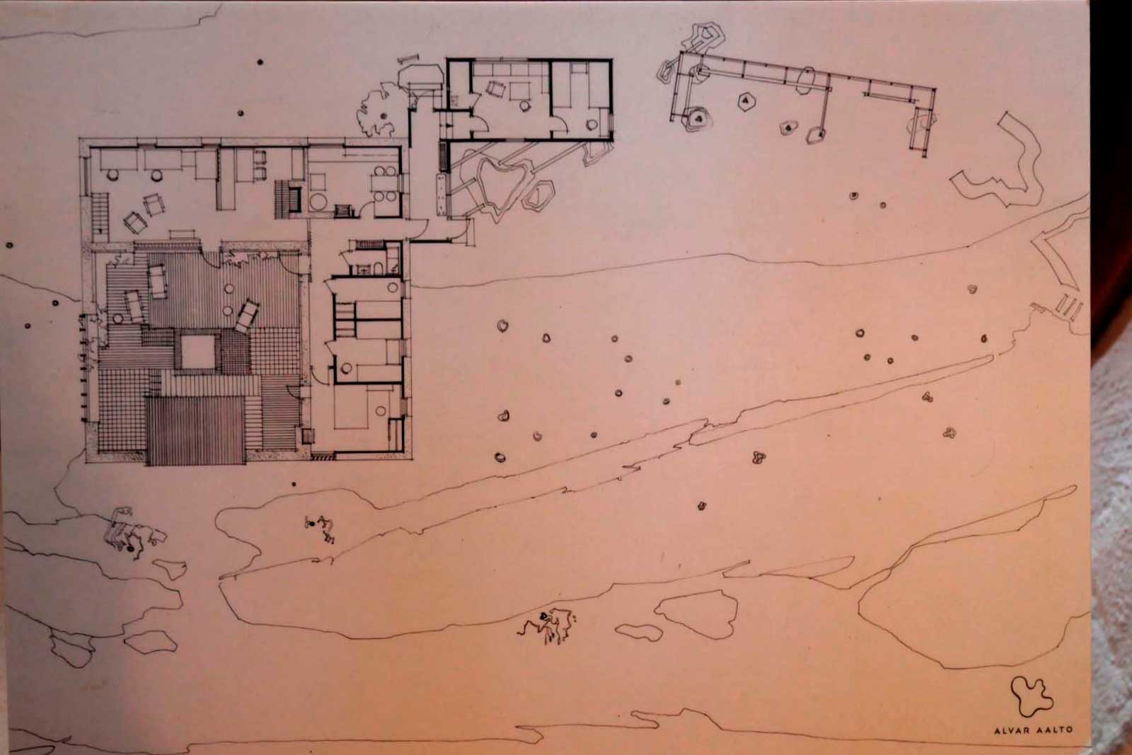 実験住宅全体の計画図。母屋は中庭も含めてスクエアにデザインされている。コンパクトかつゾーンを切り分けた設計は、今の住宅にも取り入れられそう
