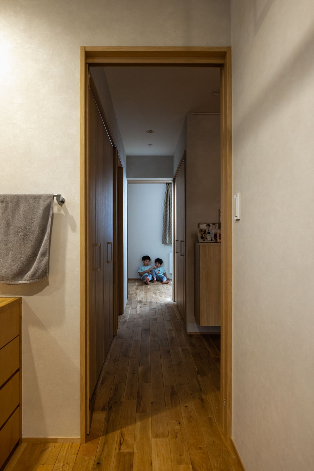 水まわりから玄関ホールを介し、和室へと続くスムーズな動線。床材には足触りのいいナラ無垢材を使用した