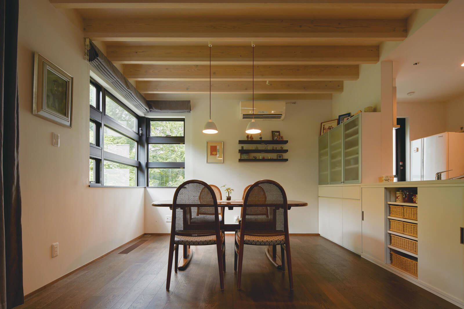 親世帯のリビングからダイニング方向を望む。床はブラックウォールナット、壁はドイツの自然塗料と、天然素材に囲まれた空間だ