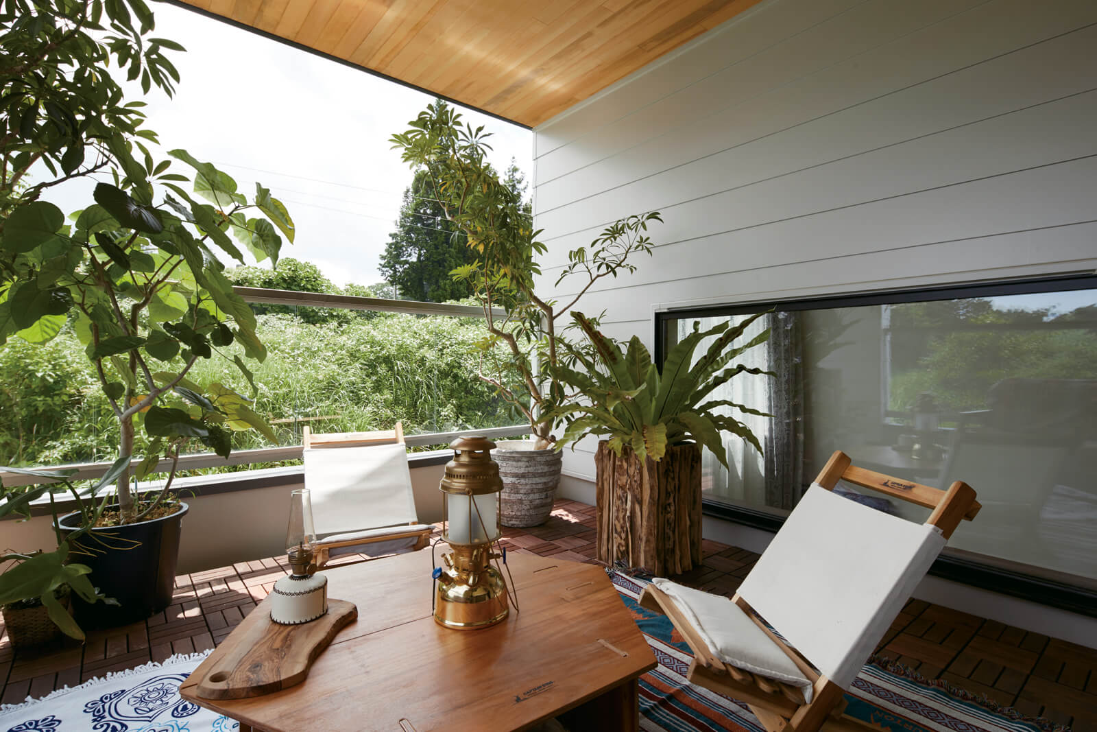 子世帯のテラスは、家族の趣味であるアウトドアの雰囲気が味わえる、アウトドアリビング的なスペースに